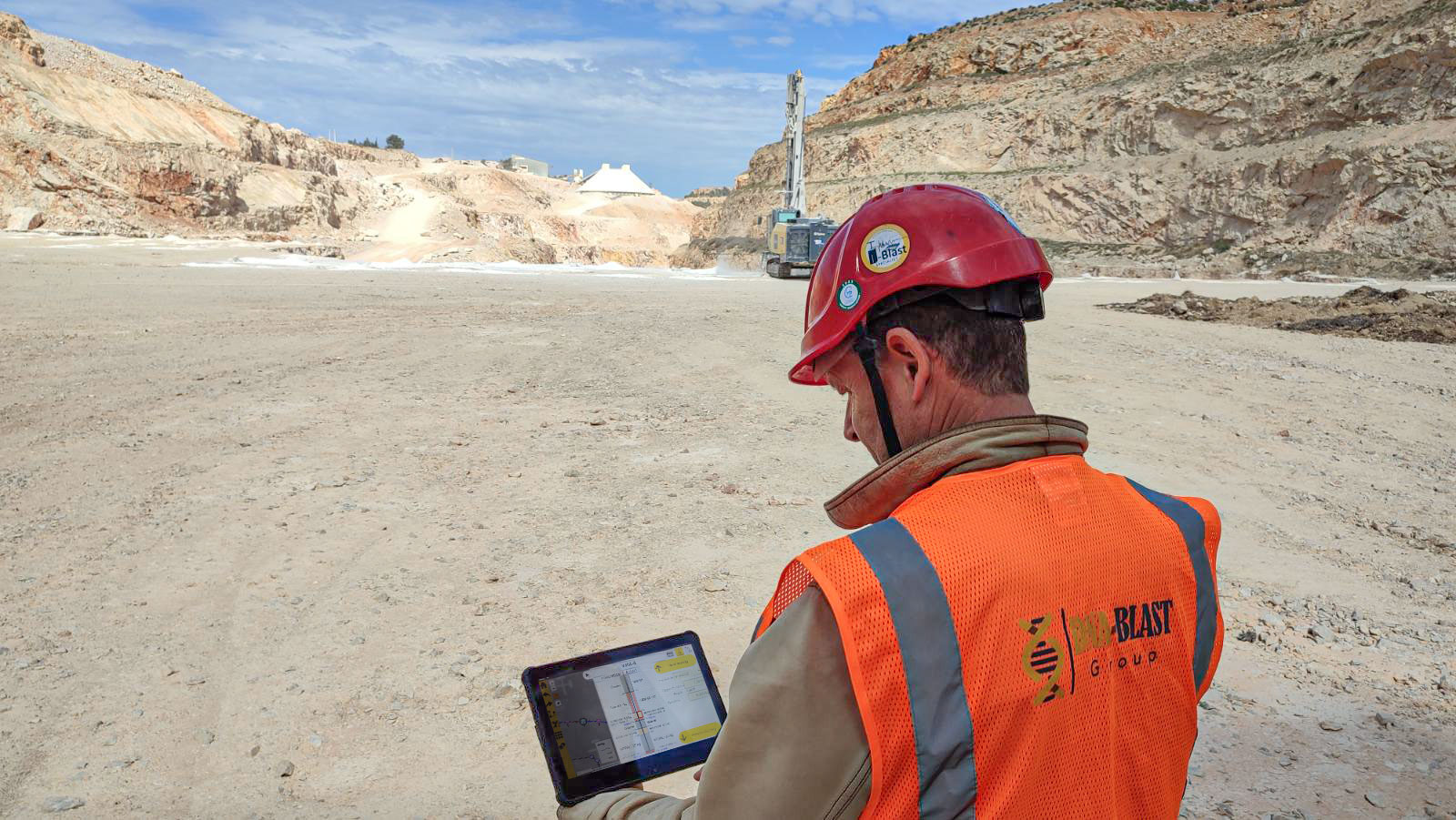 Opérateur DNA-Blast consultant les données terrain sur tablette